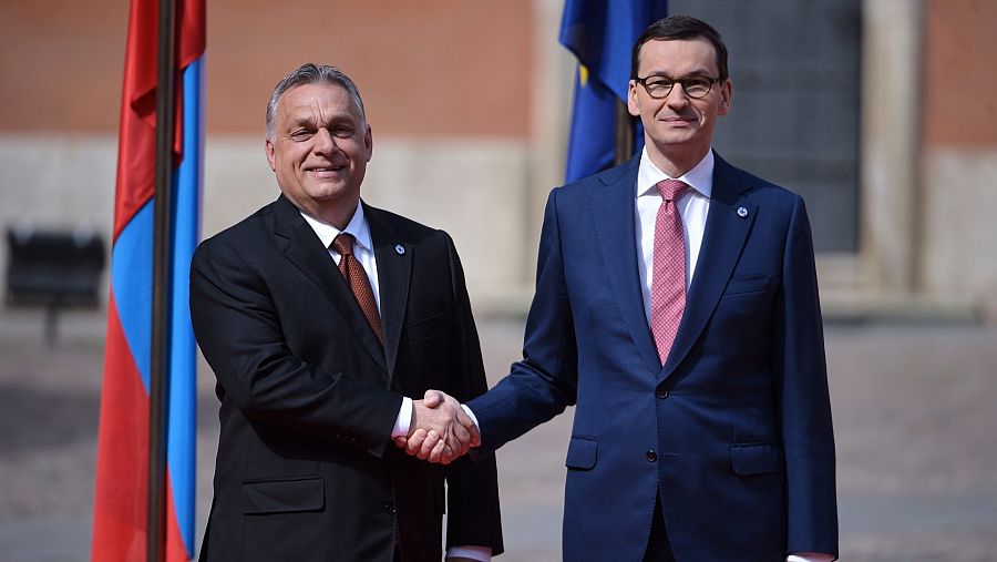 El primer ministro húngaro, Víctor Orbán, y su homólogo polaco, Mateusz Morawiecki, durante una reunión en Varsovia (Polonia).