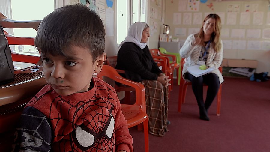 Imad con su profesora y su abuela