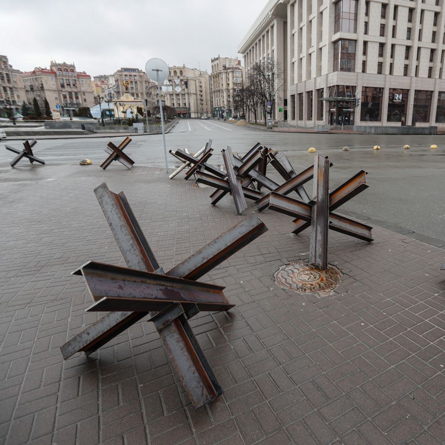 Erizos checos, una defensa antitanque de vigas metálicas, en el centro de Kiev.