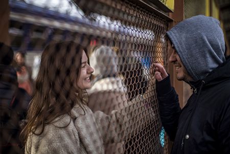 Una joven se alegra al ver a su amigo en la estación de tren de Przemysl, Polonia