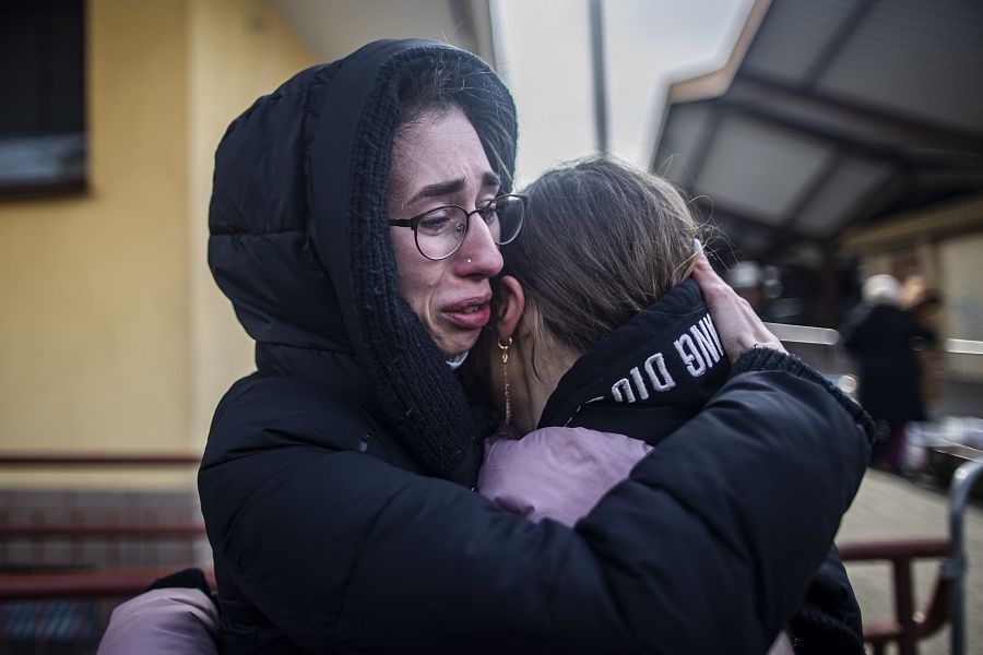 Alexandra, recién llegada de Ucrania, se abraza con su hermana Anna en la estación de tren de Przemysl, Polonia
