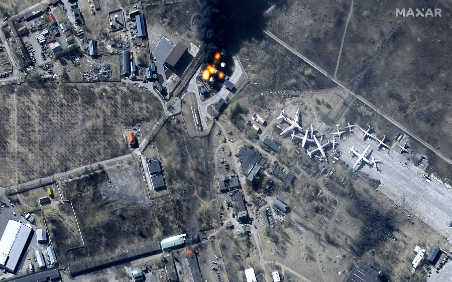 Edificios y tanques de combustible arden en el aeropuerto Antonov, en la población de Hostomel.