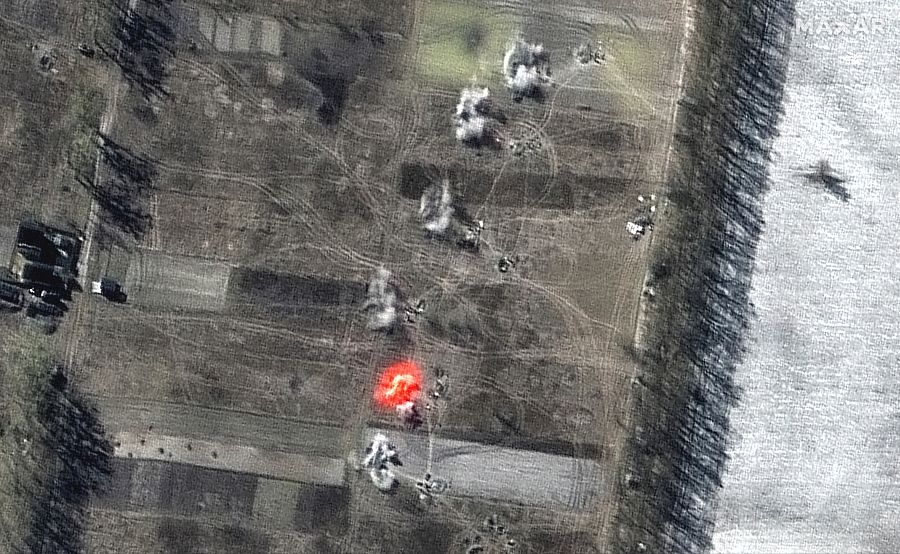 Fuego de artillería en Ozera, cerca del aeropuerto Antonov (11 marzo).
