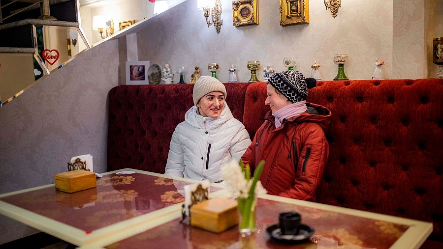 Katerine y Tatiana charlan en una cafetería de Odesa