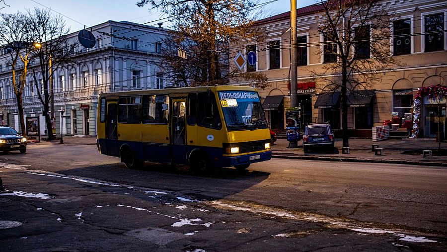 Un autobús circula por las calles de Odesa