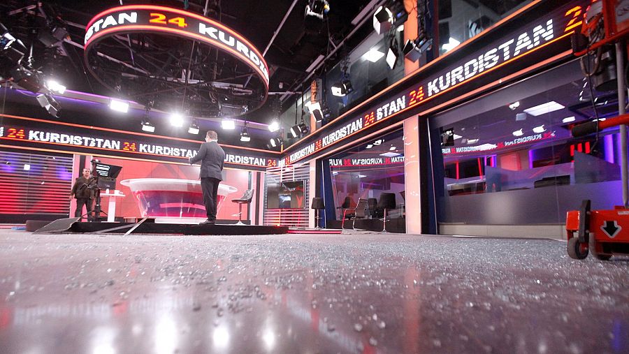 Vista el estudio de Kurdistan 24 TV, dañado tras el impacto de misiles iraníes en un ataque contra Erbil, en el norte de Irak.