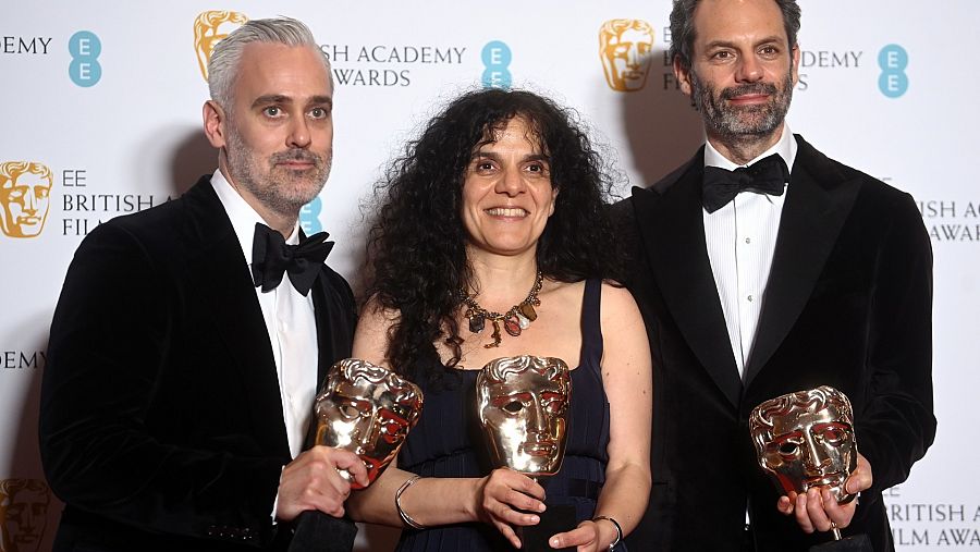 Los productores de 'El poder del perro' posan con el premio Bafta a la mejor película