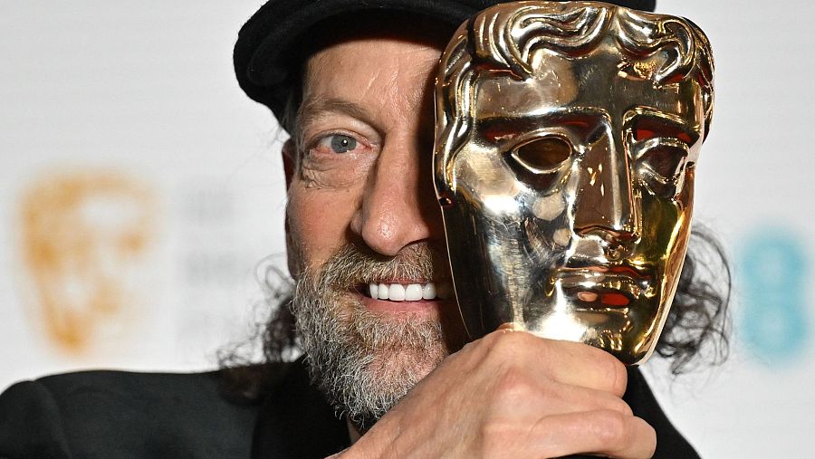 Troy Kotsur posa con el Bafta al mejor actor secundario por 'CODA'