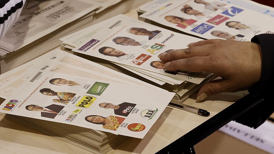 Un jurado organiza los tarjetones de votación, en Corferias, Bogotá (Colombia)