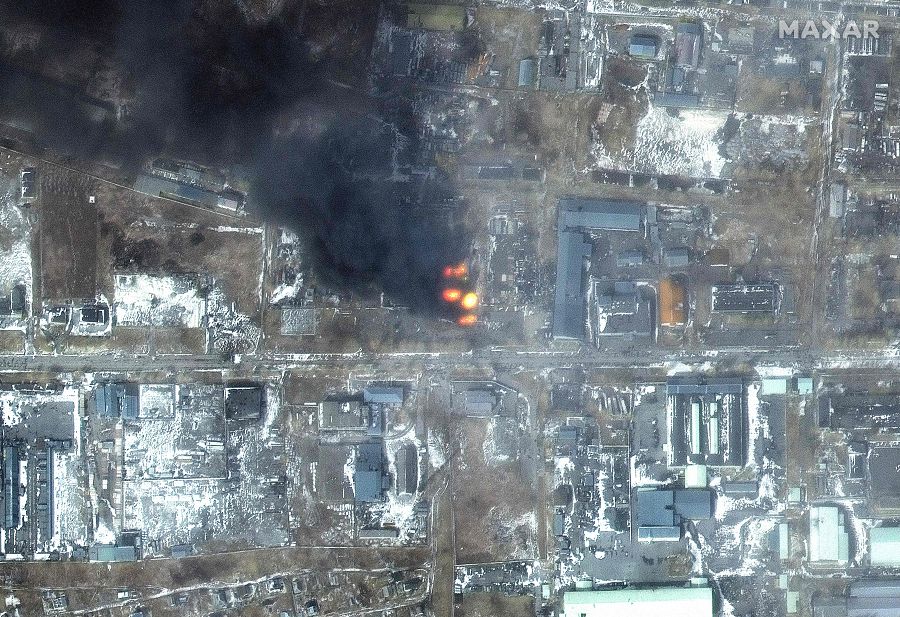 Fuego tras los ataques rusos en un área industrial al oeste de Mariúpol (12 marzo)