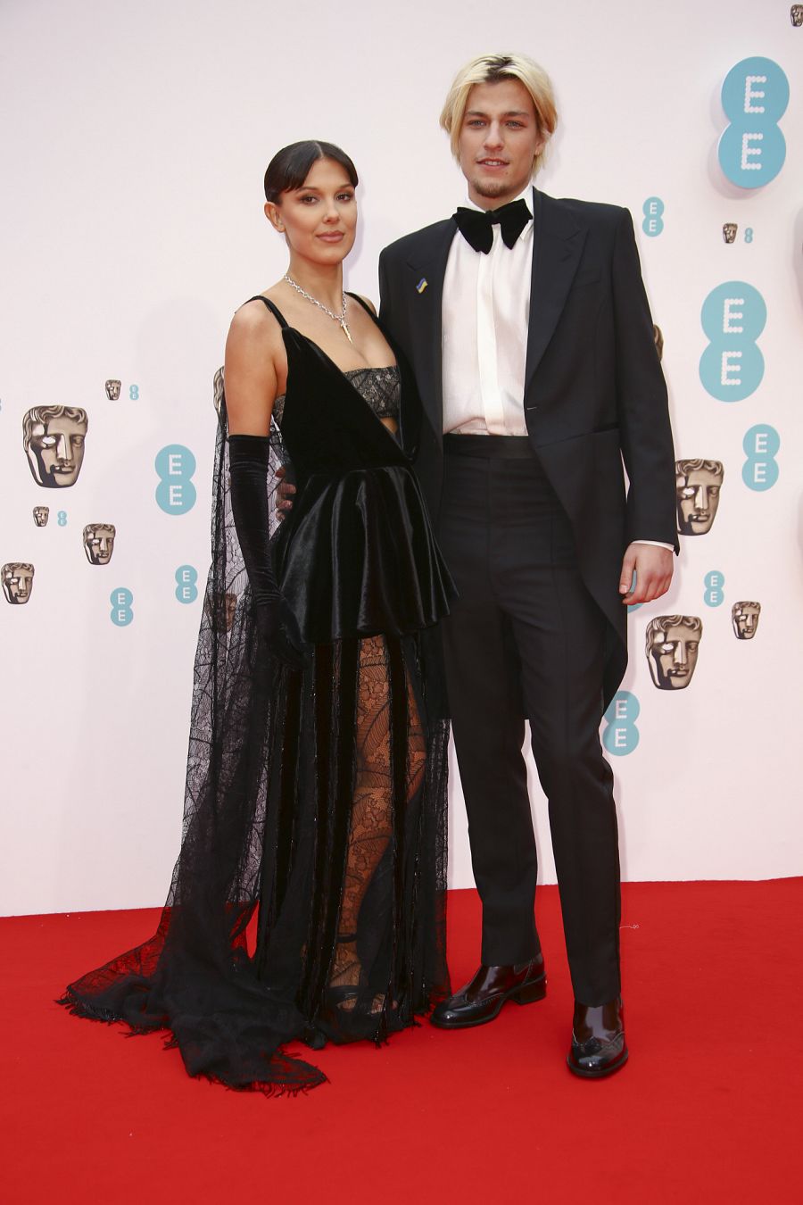 La actriz Millie Bobby Brown y su pareja Jake Bon Jovi en los Premios BAFTA 2022
