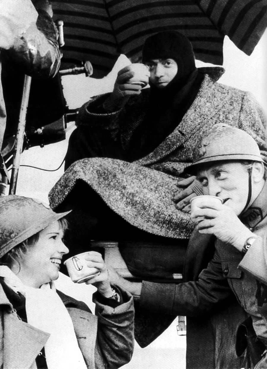 Christinane Harlan, Kirk Douglas y Stanley Kubrick en el rodaje de 'Senderos de gloria' (1957)