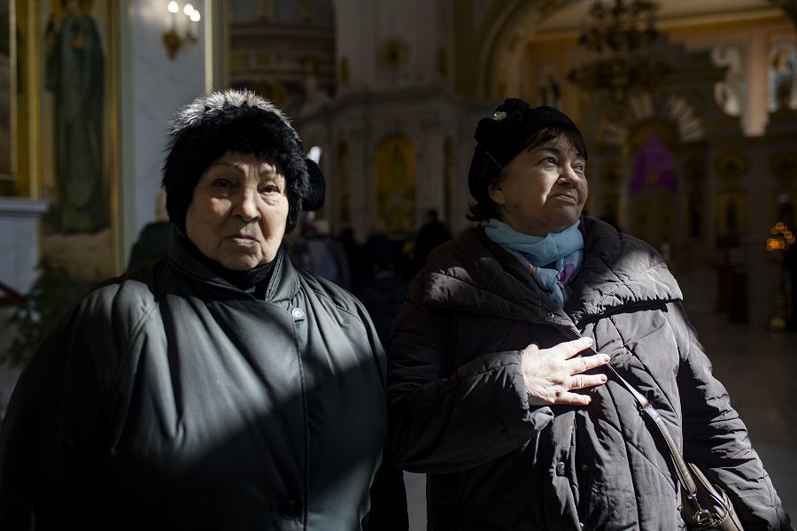 Susan y su amiga acuden a la iglesia para evadirse de la cruda realidad de la guerra.