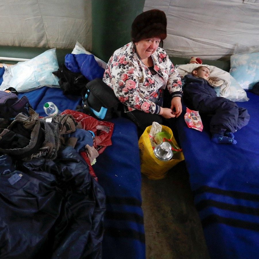 Evacuados de Mariúpol en un campo de refugiados de Bezymennoye, en la región de Donetsk