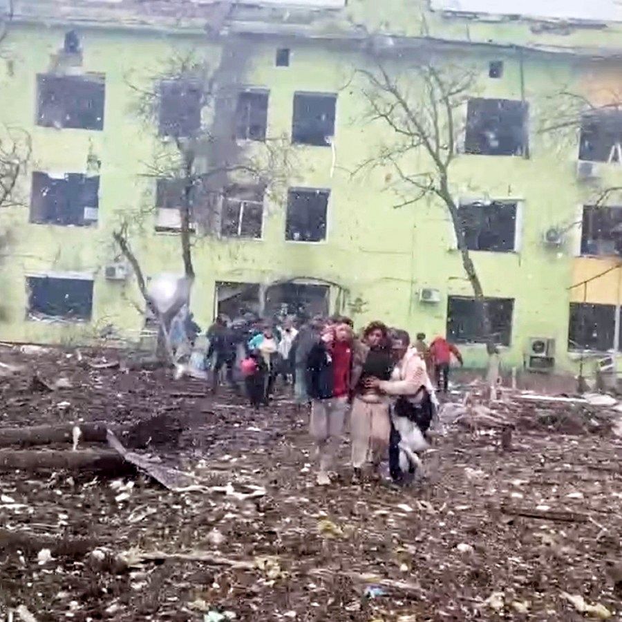 Personas heridas salen de la maternidad atacada en Mariúpol.