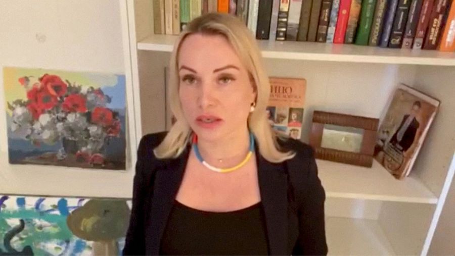 La mujer que dice ser empleada del Canal 1 de la televisión estatal rusa, Marina Ovsyannikova