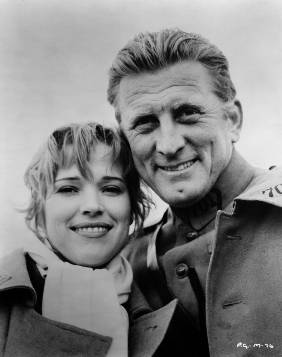 Christiane Harlan y Kirk Douglas en el rodaje de 'Senderos de gloria' en 1956