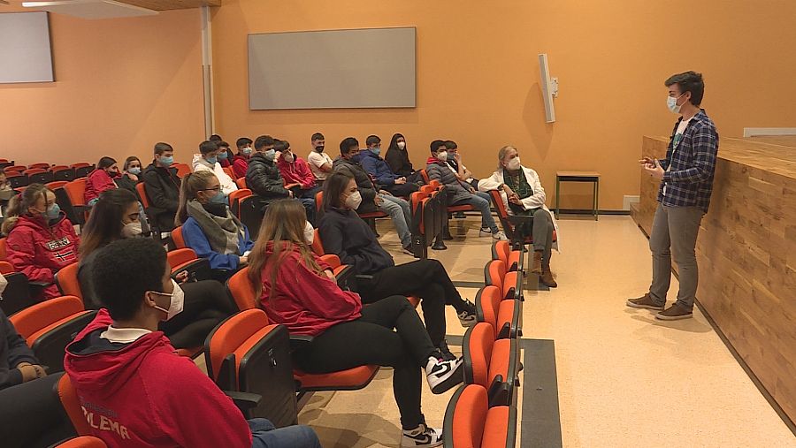 Embajadores FP Dual dando una charla a los estudiantes