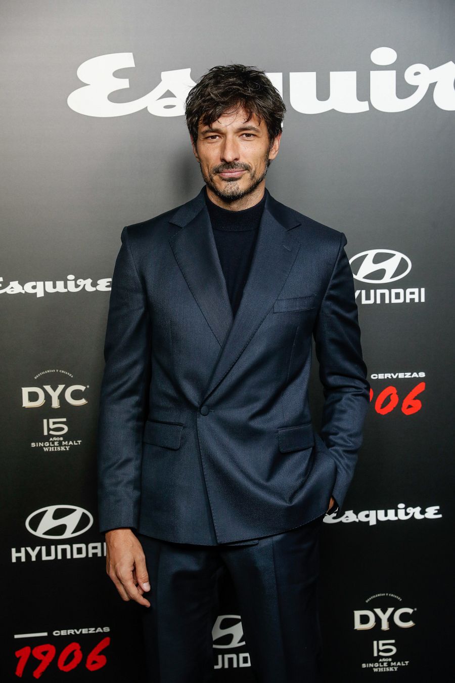 Posado del modelo Andrés Velencoso
