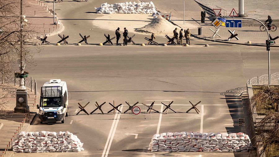 El centro de Kiev, de amplias avenidas, poblado de defensas y controles (15 marzo).
