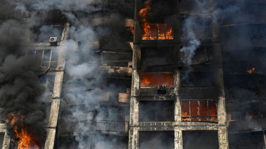 Incendio en un edificio de apartamentos atacado en Kiev (15 marzo).