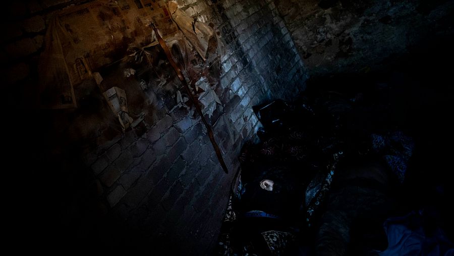 Los cuerpos sin vida de varias personas yacen tirados en el suelo de una de las habitaciones de la morgue de Mykolaiv. En la morgue se acumulan los cuerpos y están desbordados
