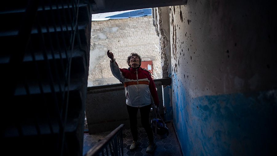 Luvova de 70 años sube las escaleras de su edificio en un barrio residencial de la ciudad de Mykolaiv