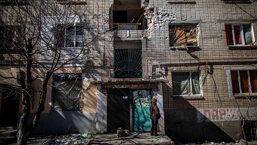 Fachada destruida de un edificio residencial tras un bombardeo  por las fuerzas rusas en la ciudad de Mykolaiv