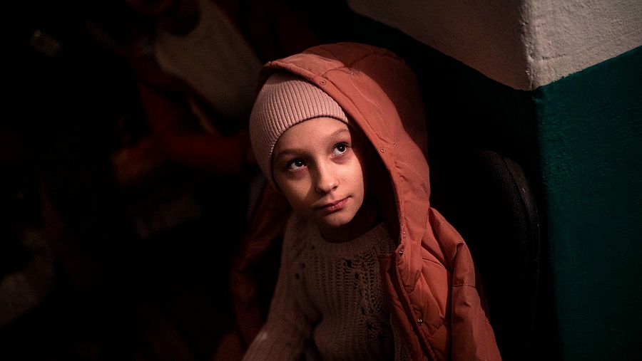 Olona de 7 años en el interior de un antiguo refugio de la segunda guerra mundial donde acude junto a su madre y su hermana cada vez que suenan las sirenas en la ciudad de Mykolaiv por miedo a los bombardeos.