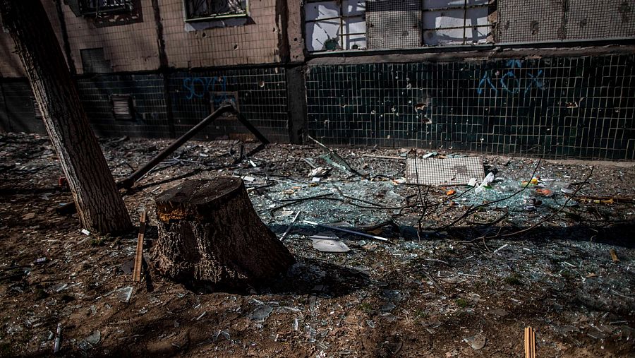 Un vecino de las afueras de Mykolaiv enseña como ha quedado su edificio tras un bombardeo del ejército ruso en la zona residencial