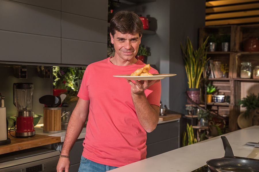 Sergio Fernández cocina la receta de pestiños con miel caseros