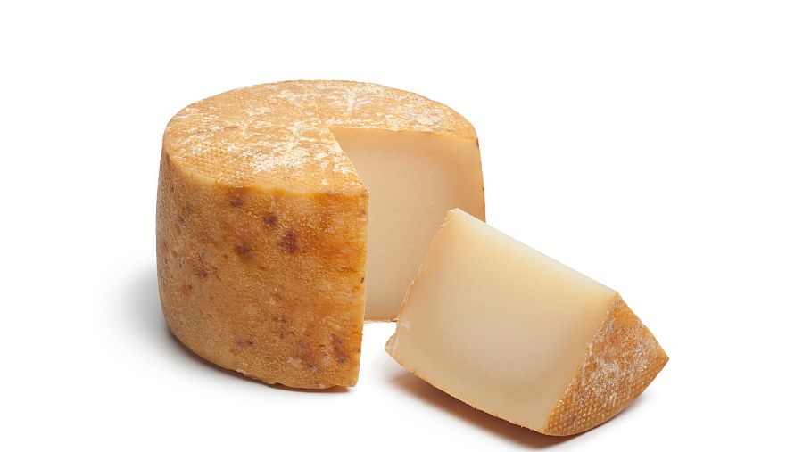 Queso curado cortado