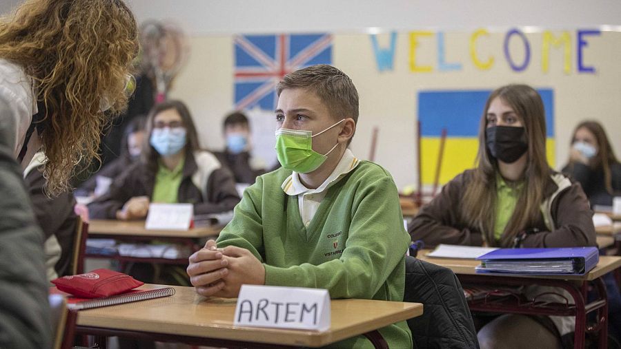 Una profesora de cuarto de la ESO ayuda en clase a Artem, de 15 años, uno de los niños ucranianos escolarizados en el colegio Vistarreal de Molina de Segura