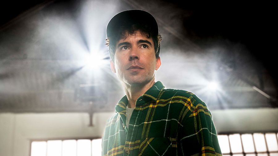 Ferran Palau davant de la llum d'un focus