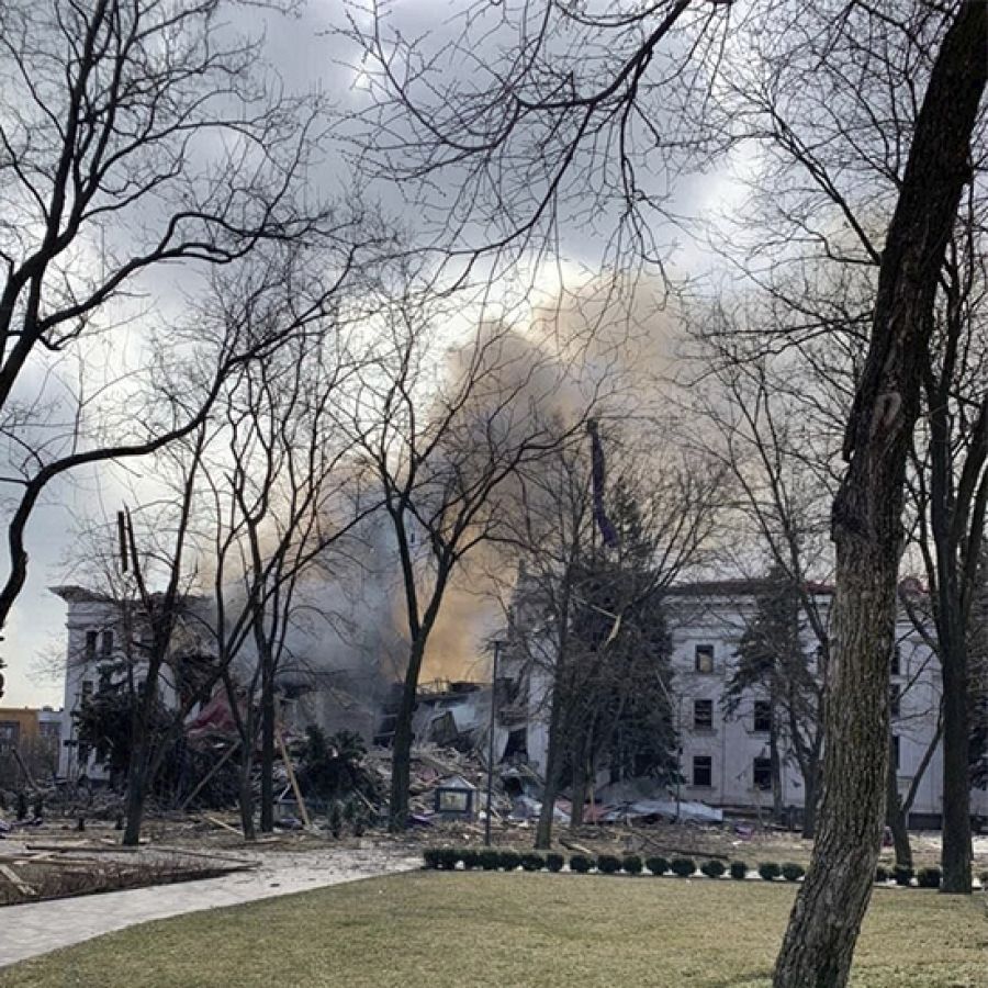 Ataque a un teatro de Mariúpol