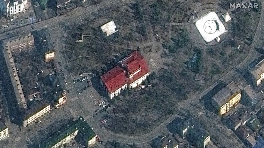 El Teatro Dramático de Mariúpol antes del bombardeo, con la palabra 