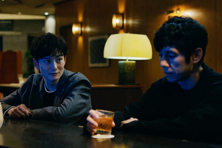 Masaki Okada interpreta a un joven actor que conoció a la mujer del protagonista