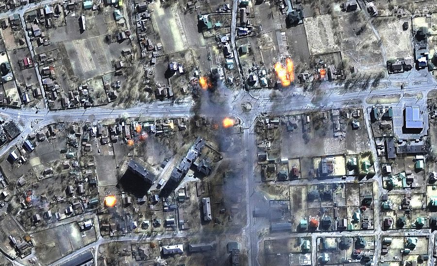 Casas en llamas en una zona residencial al noreste de Chernígov (16 marzo).