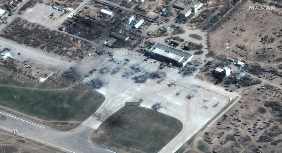 Helicópteros rusos destruidos sobre una pista en el aeródromo de Jersón (16 marzo).