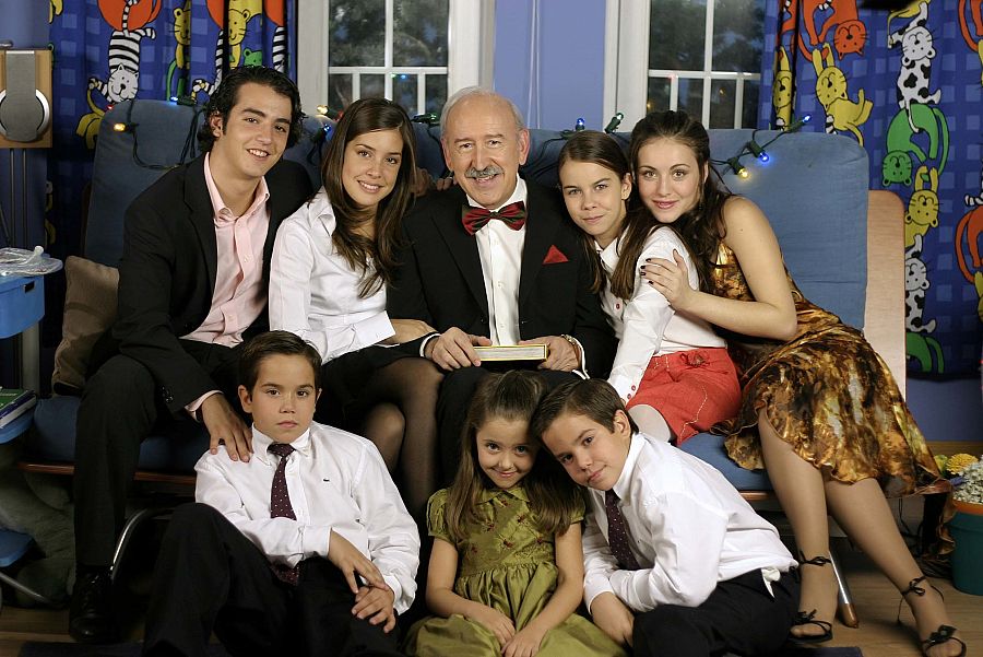 Los siete niños de 'Ana y los 7' con el abuelo, don Nicolás