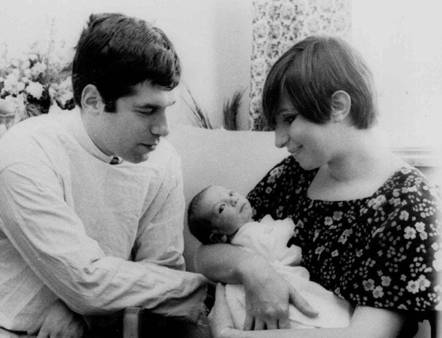 Elliott Gould y Barbra Streisand junto a su hijo Jason