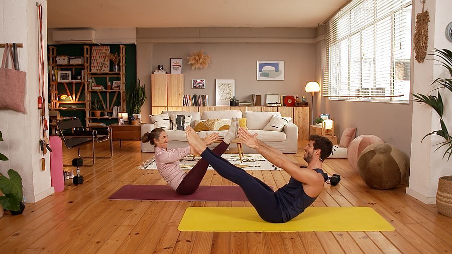 Ada Parellada i Cesc Escolà a sobre la màrfega amb les cames i els braços alçats