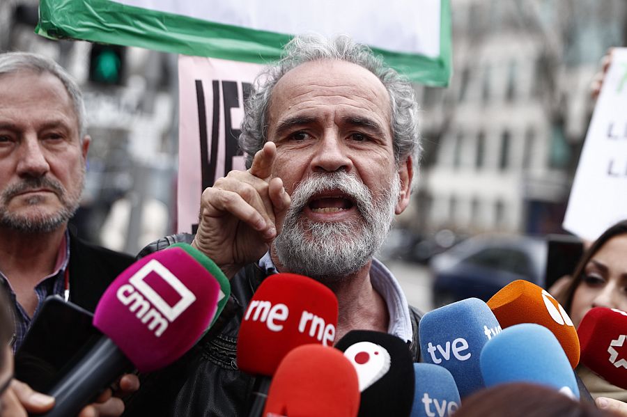El actor Willy Toledo saliendo del juicio por insultos contra 'Dios y la Virgen' en Madrid
