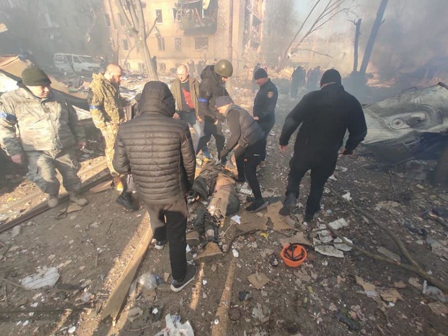 Una víctima del ataque al barrio de Podilskyi en Kiev