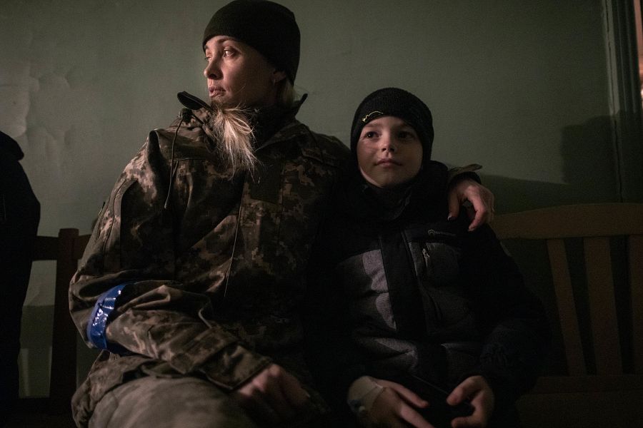 Katia y su hijo Vania se resguardan en el refugio antiaéreo del hospital infantil de Odesa