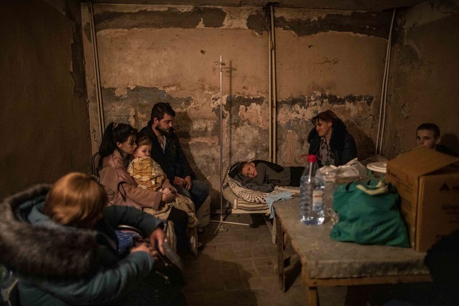 Nikita y Vika acuden al refugio del Hospital Infantil con su hija