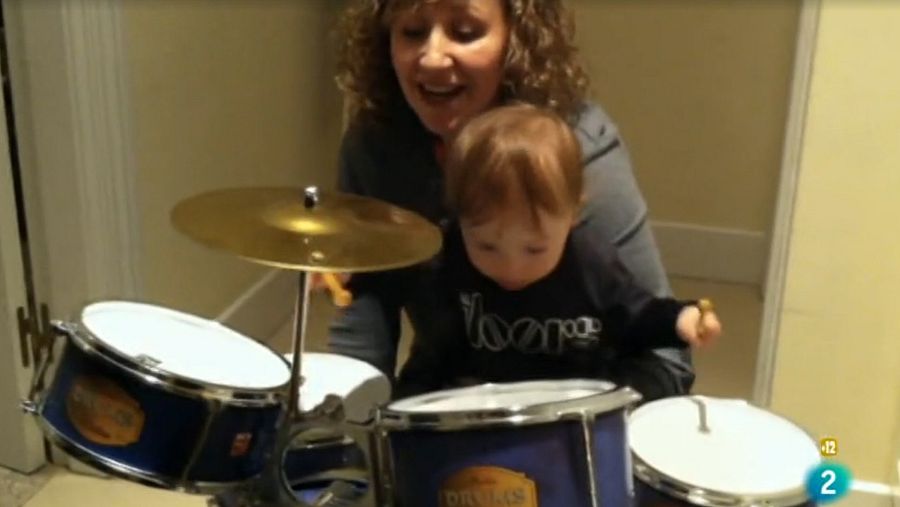 Mónica, la mamá de Jan, a partir del susto inicial, ha ido descubriendo todo lo que puede hacer diariamente con él, como jugar a casi cualquier cosa