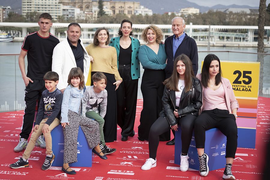 Albert Bosch junto a Carla Simón y todo el equipo de 'Alcarràs'