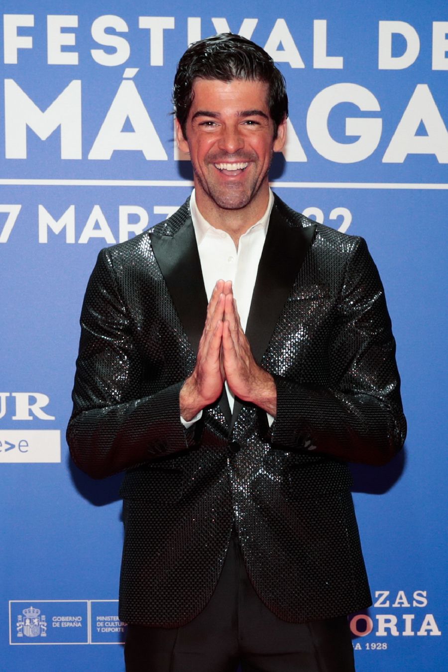 Miguel Ángel Muñoz en el Festival de Málaga con un traje de brillos de DSQUARED2