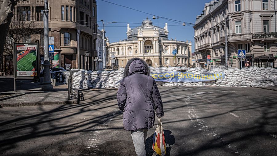 Una vecina del casco antiguo de Odesa cruza la plaza en dirección al Teatro de Ópera y Ballet